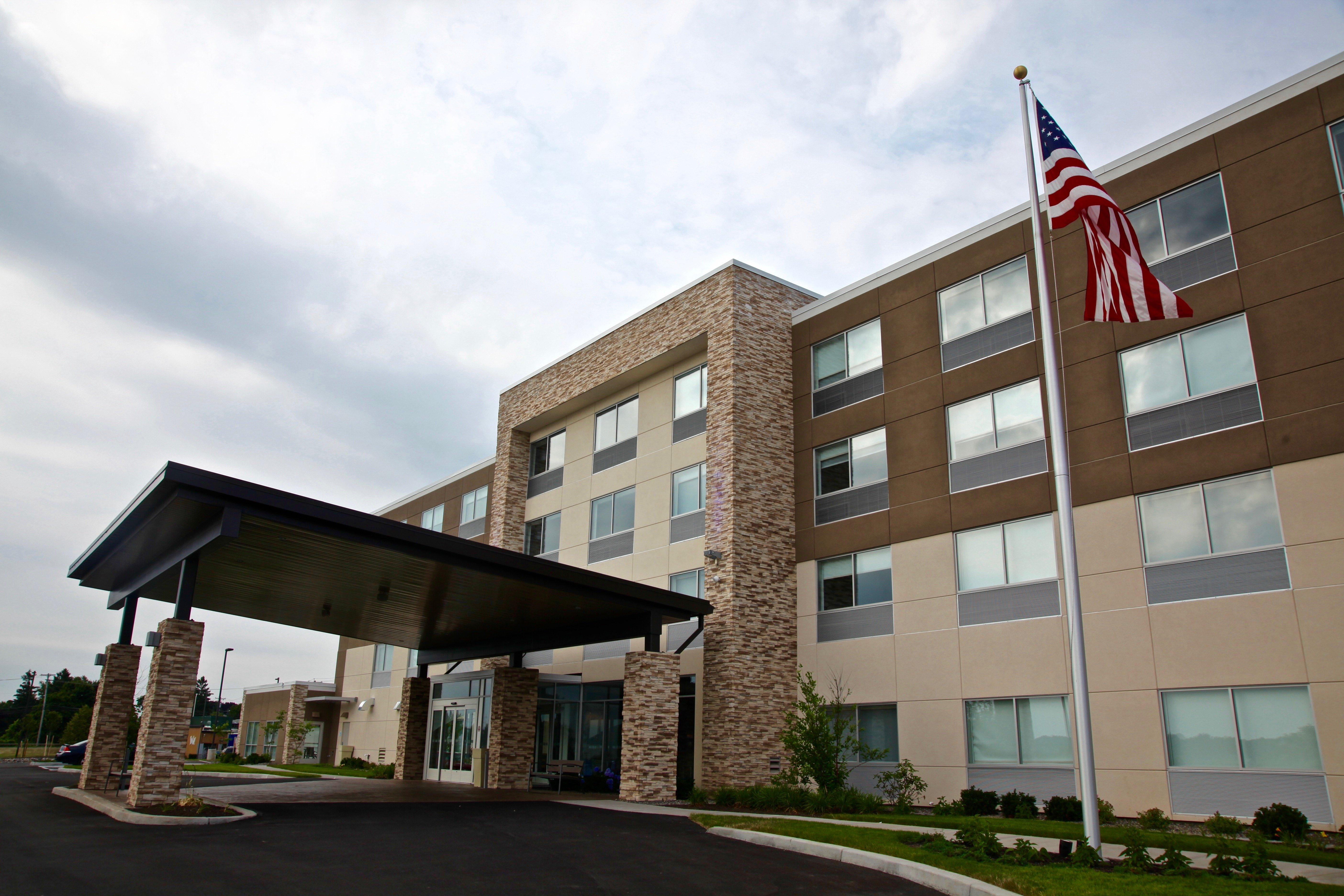 Holiday Inn Express & Suites Oswego By Ihg Exterior foto